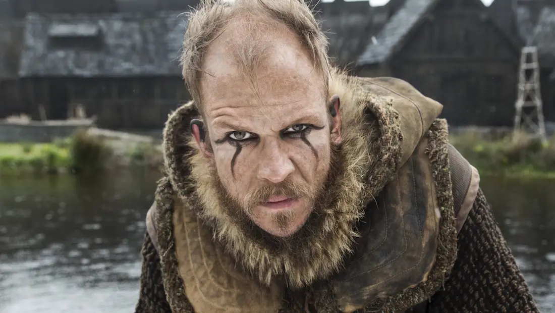 Après Vikings, Gustaf Skarsgård rejoint les chevaliers du roi Arthur dans la série Cursed