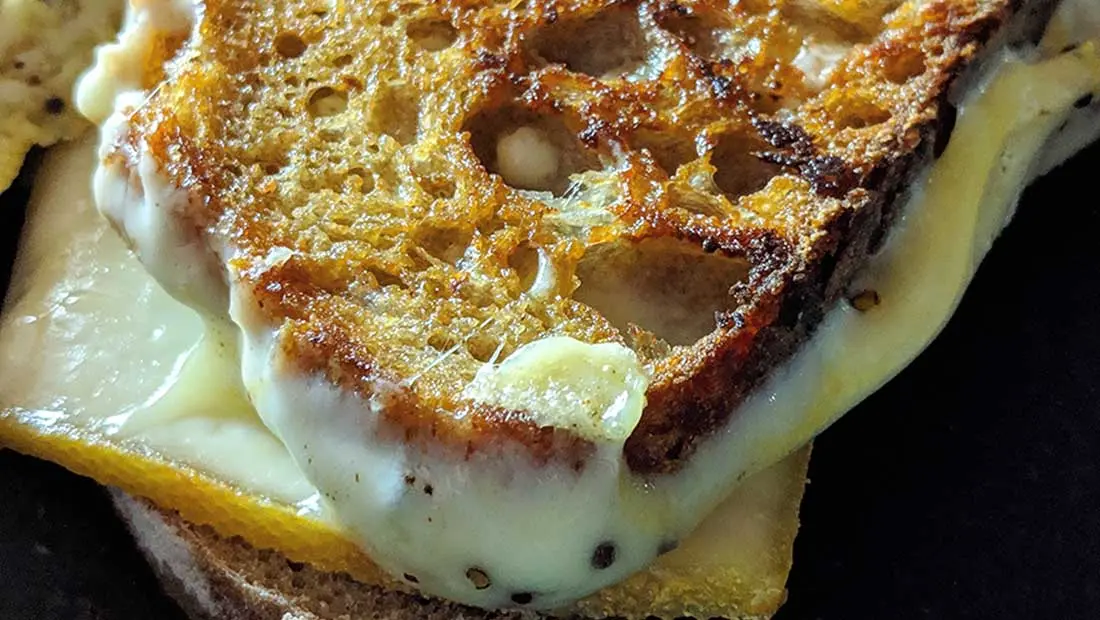 Tuto : le grilled cheese ultime pour liquider vos derniers restes de raclette