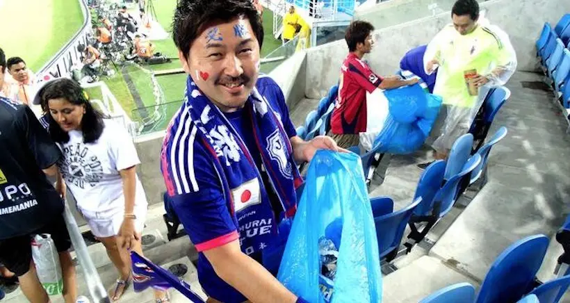 Video : pourquoi les supporters japonais nettoient-ils les tribunes après un match ?