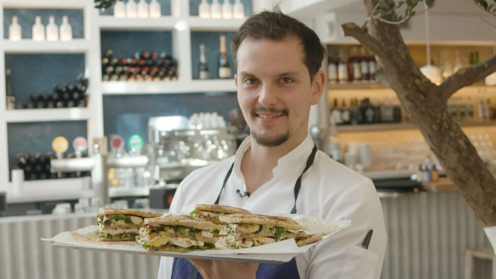 Vidéo : Juan Arbelaez revisite pour nous le club sandwich en version grecque