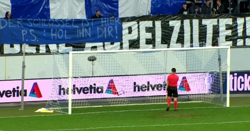 Les fans d’un club suisse cadenassent un but pour protester contre l’horaire d’un match
