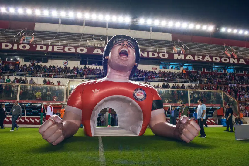 Vidéo : un mannequin gonflable géant de Maradona sert désormais de tunnel à un club