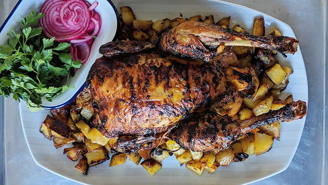 Tuto : un poulet rôti à l’ail noir avec la cuisson infaillible de Nadine Levy Redzepi