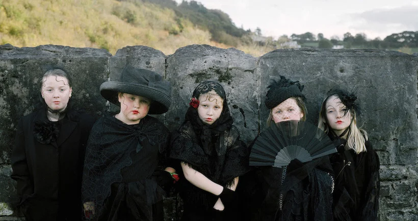 Quand des enfants gallois s’approprient la mode dans une série photo poétique