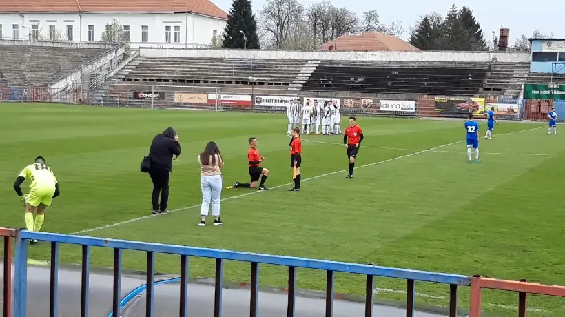 Vidéo : avant un match, un arbitre assistant demande en mariage… l’arbitre assistante