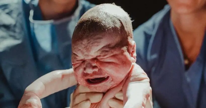 En plein accouchement, une mère a photographié la naissance de son bébé