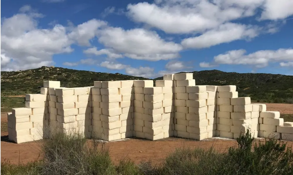 Pour troller Trump, il construit un mur de fromage entre les États-Unis et le Mexique