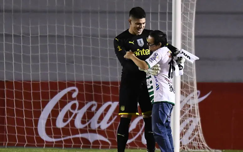 Vidéo : en Uruguay, un gardien laisse un supporter adverse tirer un pénalty face à lui