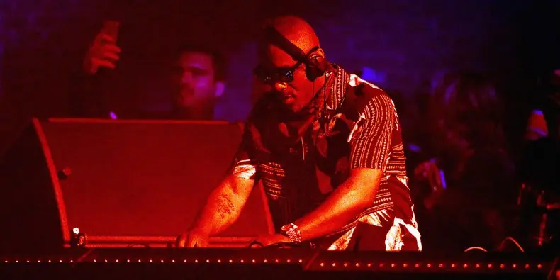 Vidéo : ce week-end, Idris Elba a mixé pour la première fois à Coachella
