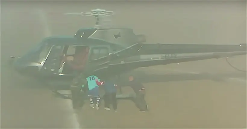 Vidéo : pour son dernier match, il simule un kidnapping en hélicoptère en plein match