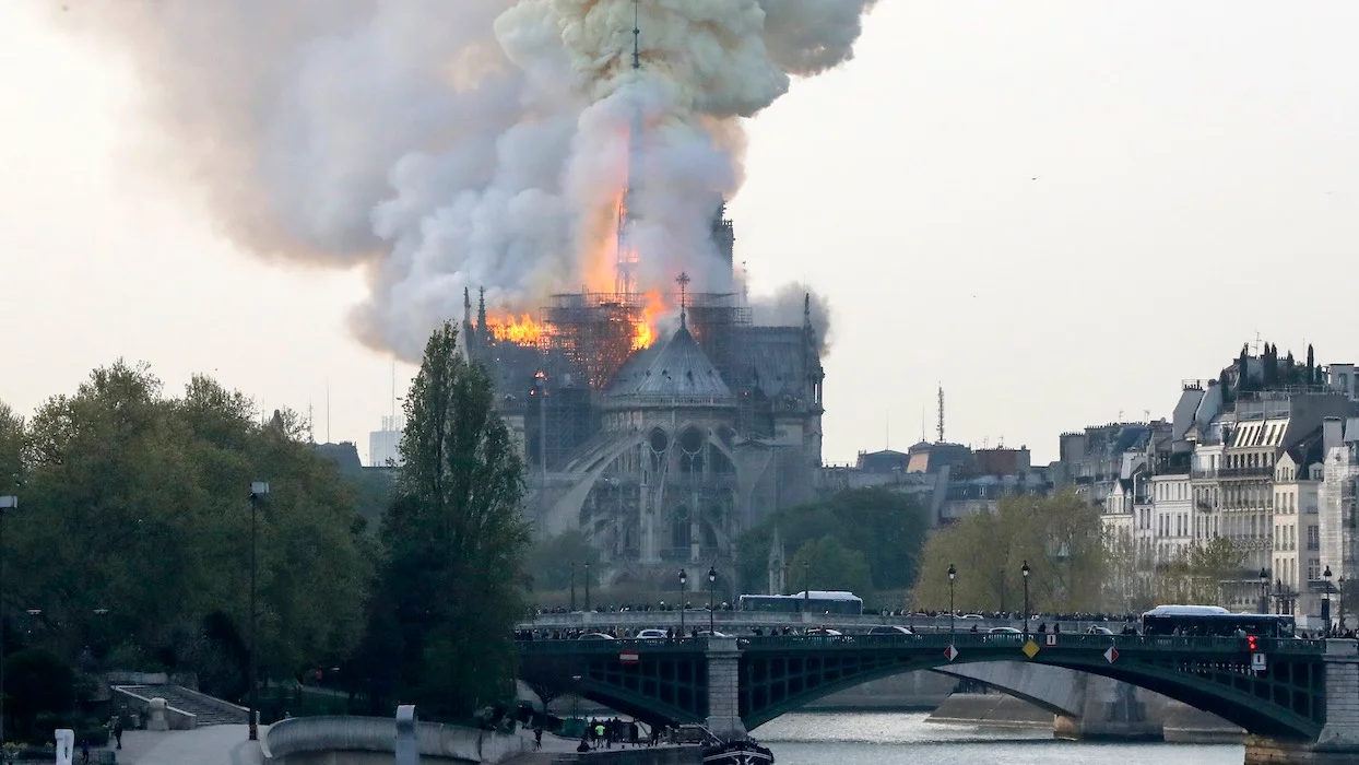Incendie à Notre-Dame de Paris : une partie de la toiture ravagée par les flammes