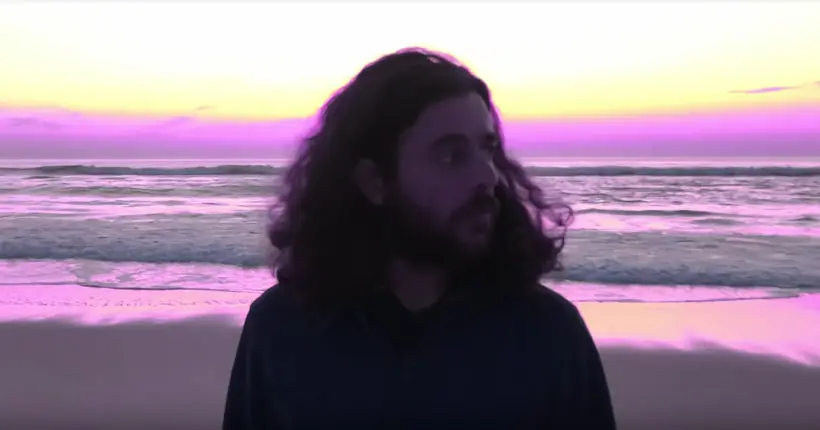 Odezenne est de retour avec le clip délirant de “Bleu Fuchsia”