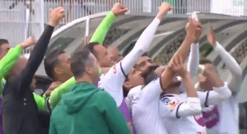 Vidéo : une équipe fait une célébration selfie et encaisse un but dans la foulée