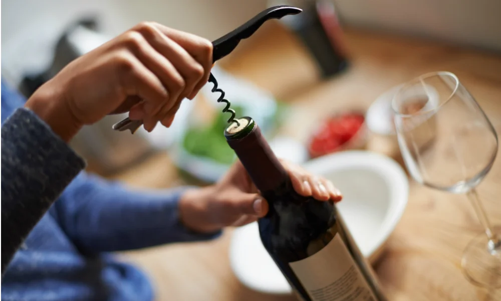 Vidéo : apprendre (enfin) à ouvrir correctement une bouteille de vin