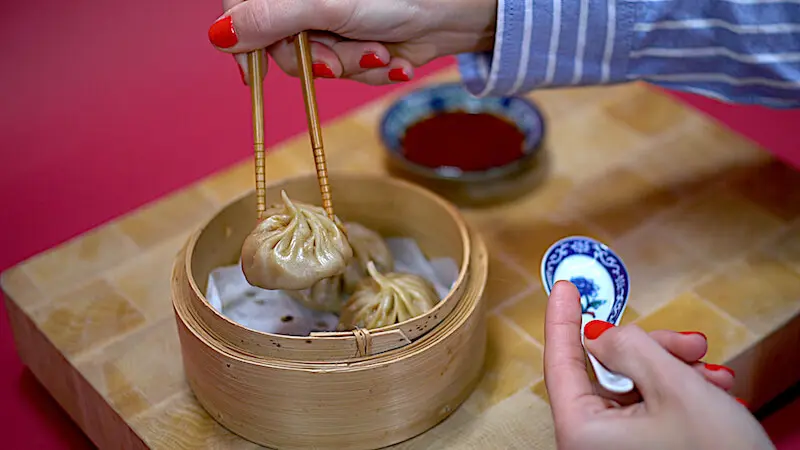 Vidéo : ça se mange comment un xiao long bao ?