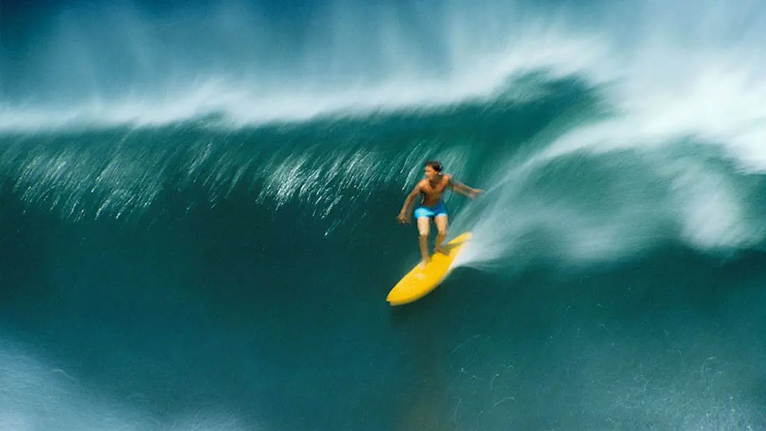 La surf culture mise à l’honneur à travers des photos solaires et pleines de wax