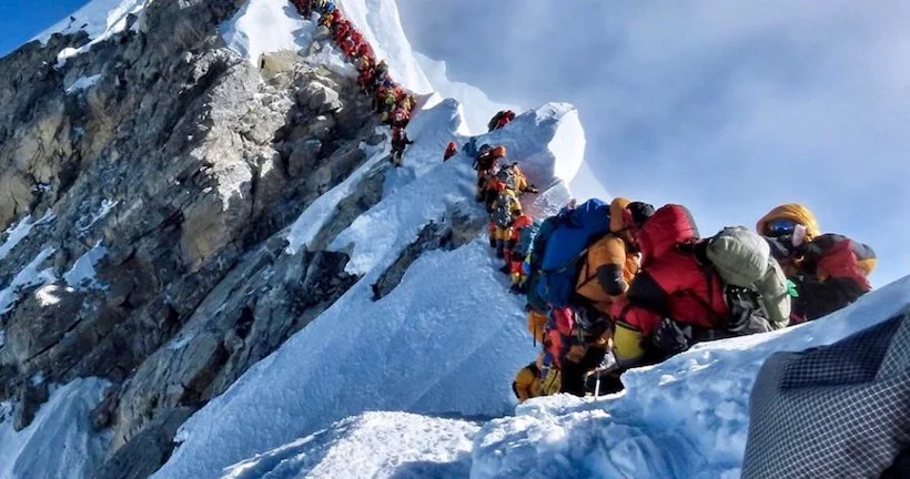 Une photo alarmante d’alpinistes en file indienne sur l’Everest a fait le tour du Web