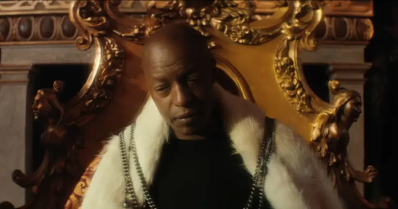 Oxmo Puccino est le roi du rap français dans le clip de “Peuvent Pas”