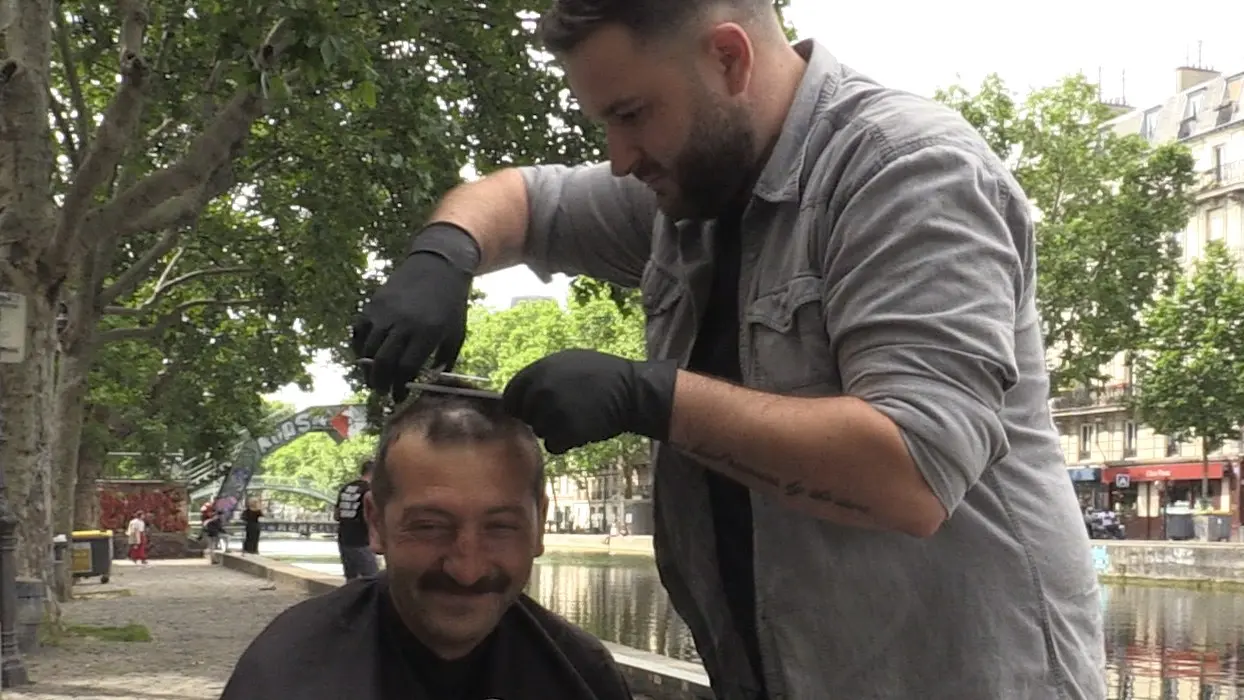 Vidéo : ce barbier coiffe gratuitement des SDF à Paris