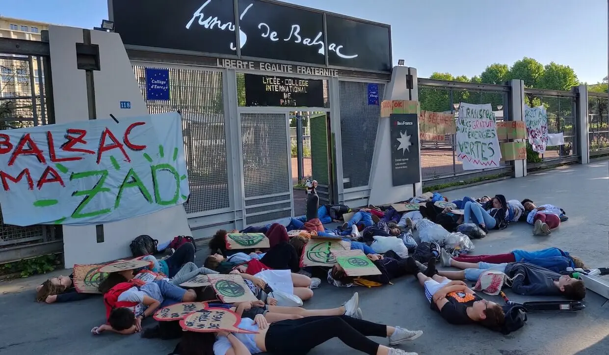“Colère contre l’inaction climatique” : des collégiens organisent un die-in à Paris