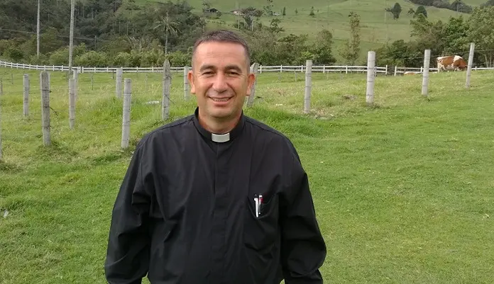 Colombie : un évêque veut larguer de l’eau bénite sur une ville pour l’exorciser