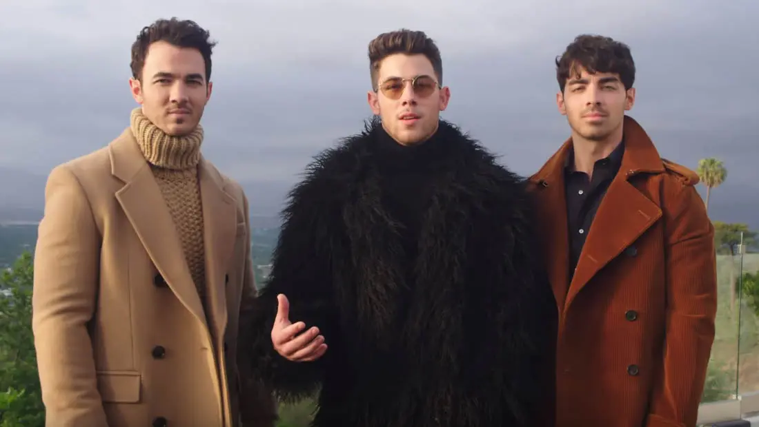 Les Jonas Brothers ont du mal à se remettre de la fin de GoT dans ce sketch improbable