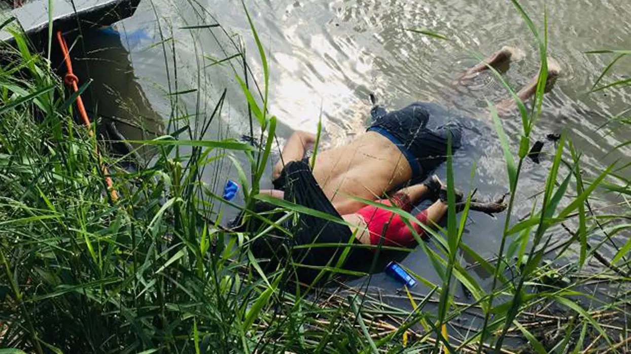 La terrible photo d’un Salvadorien et sa fille noyés en tentant de gagner les États-Unis