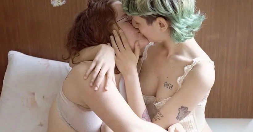 L’intimité de jeunes couples LGBTQ+ dans les portraits baignés de lumière de Sara Lorusso