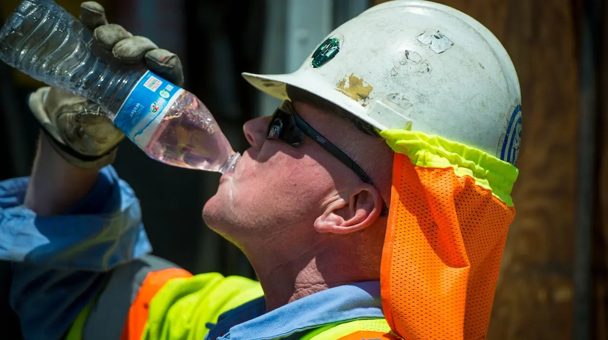 Canicule : a-t-on le droit de ne pas venir au travail ?