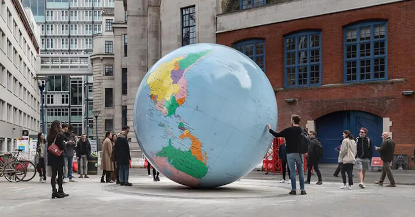 L’artiste Mark Wallinger met le monde à l’envers avec sa nouvelle sculpture à Londres
