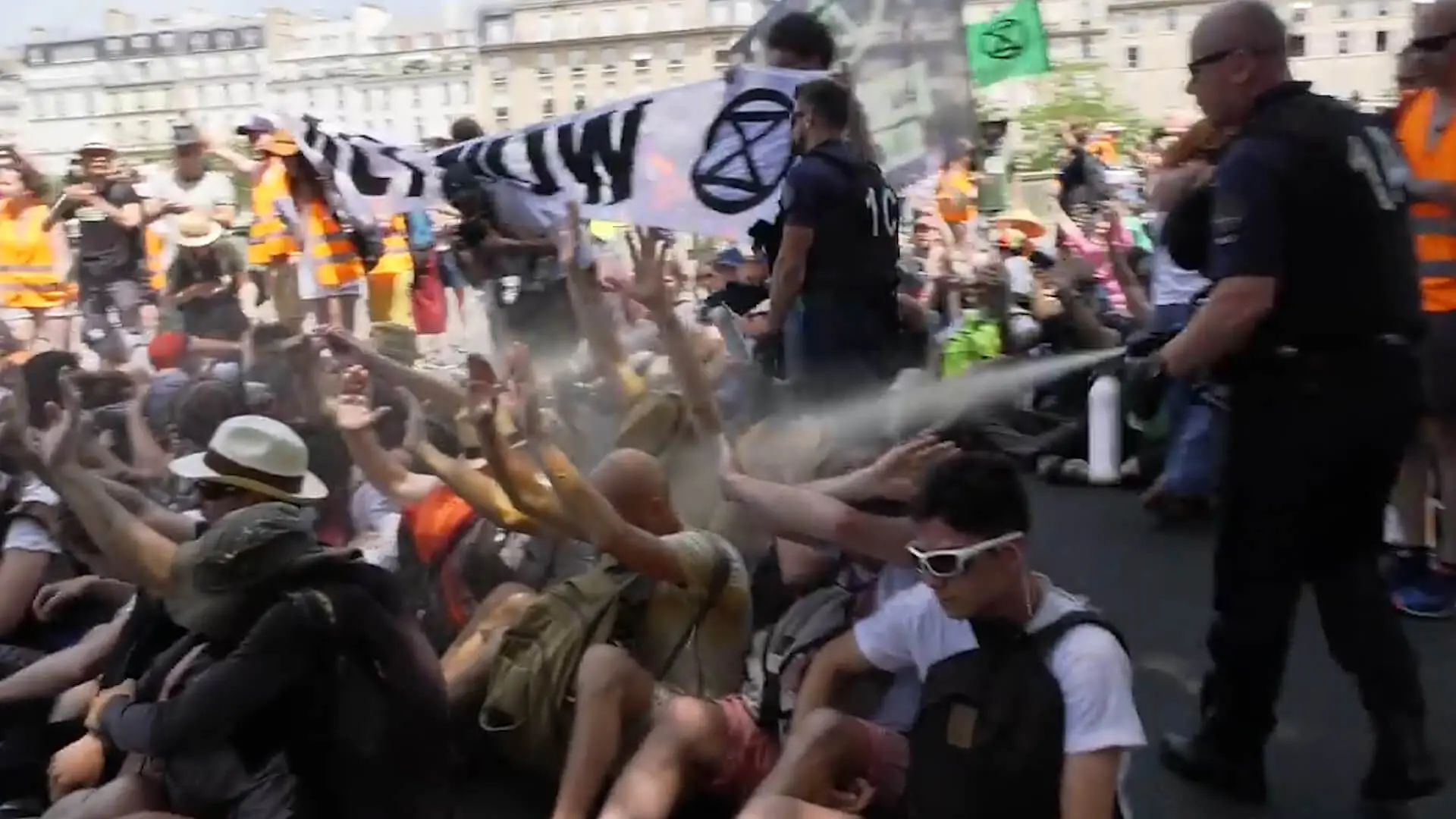 Vidéo : “Ils nous ont aspergés de gaz lacrymo collant à bout portant”