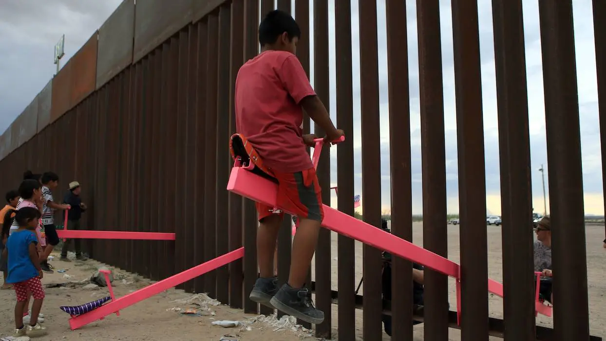 Des balançoires géantes pour abolir le mur entre les États-Unis et le Mexique