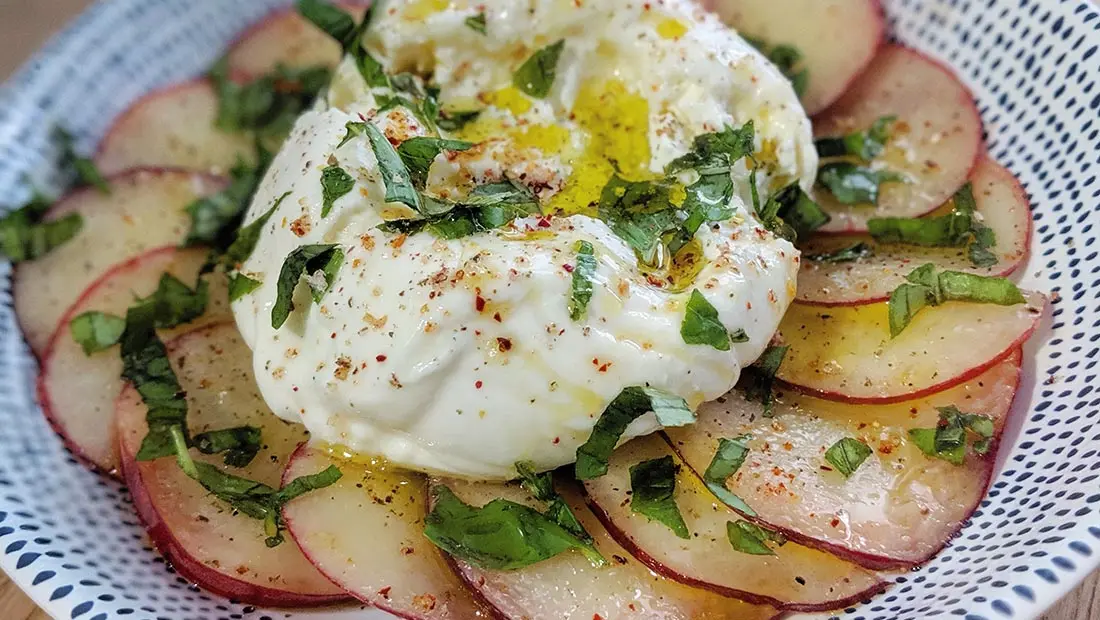 Tuto basique : burrata et pêche, notre duo préféré du moment