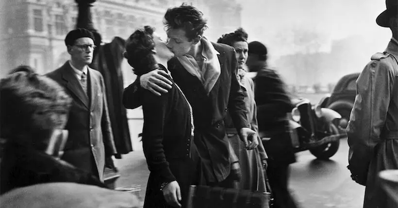 L’histoire derrière la légendaire photo du “Baiser de l’hôtel de ville” de Doisneau