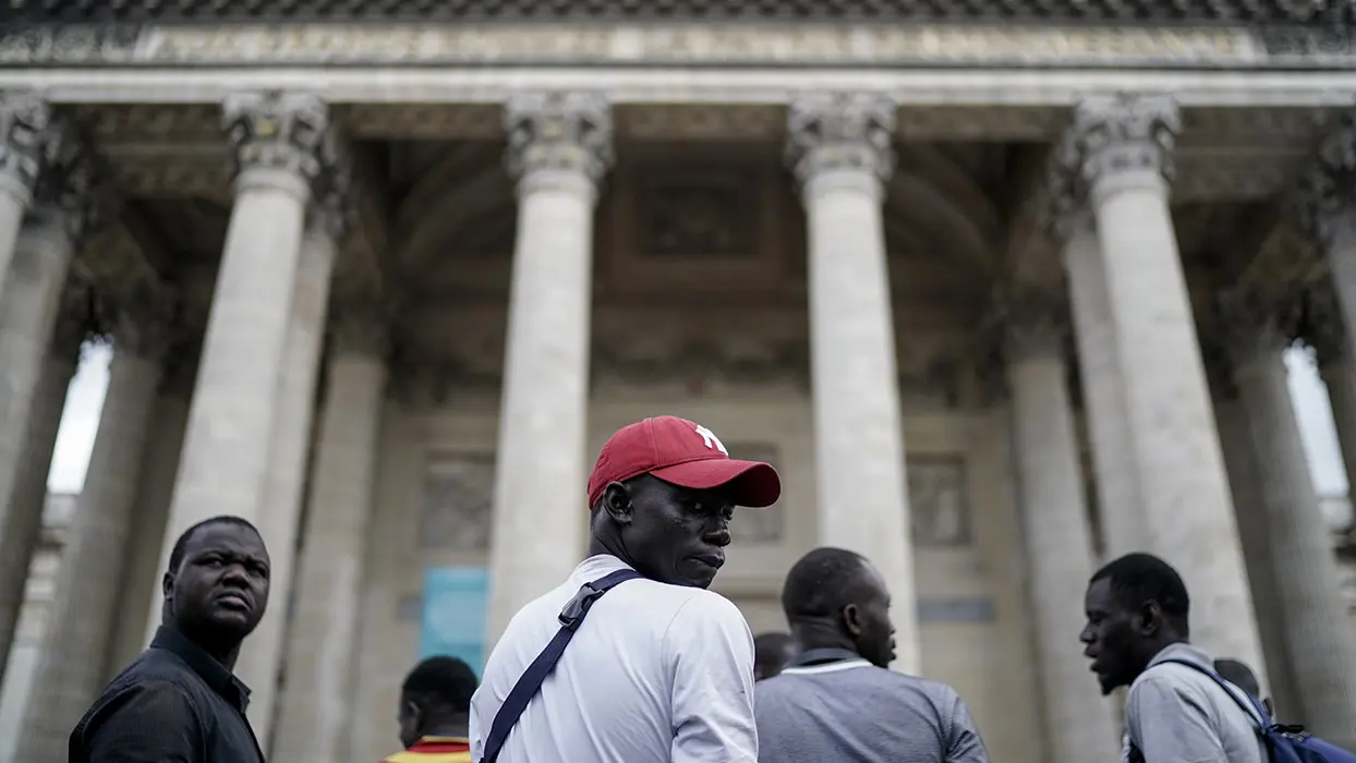 Gilets Noirs : des sans-papiers occupent le Panthéon