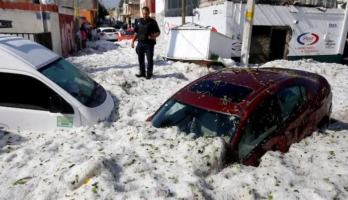 En images : la ville de Guadalajara ensevelie sous 2 mètres de grêle