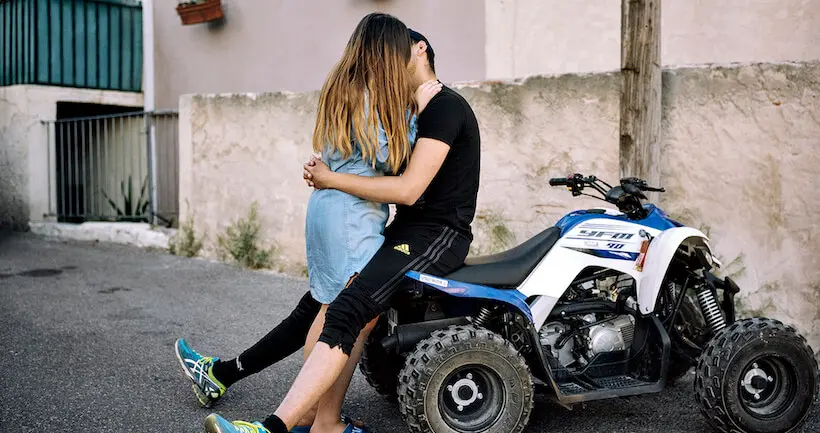 Dans les quartiers nord de Marseille, une jeunesse en quête d’amour immortalisée