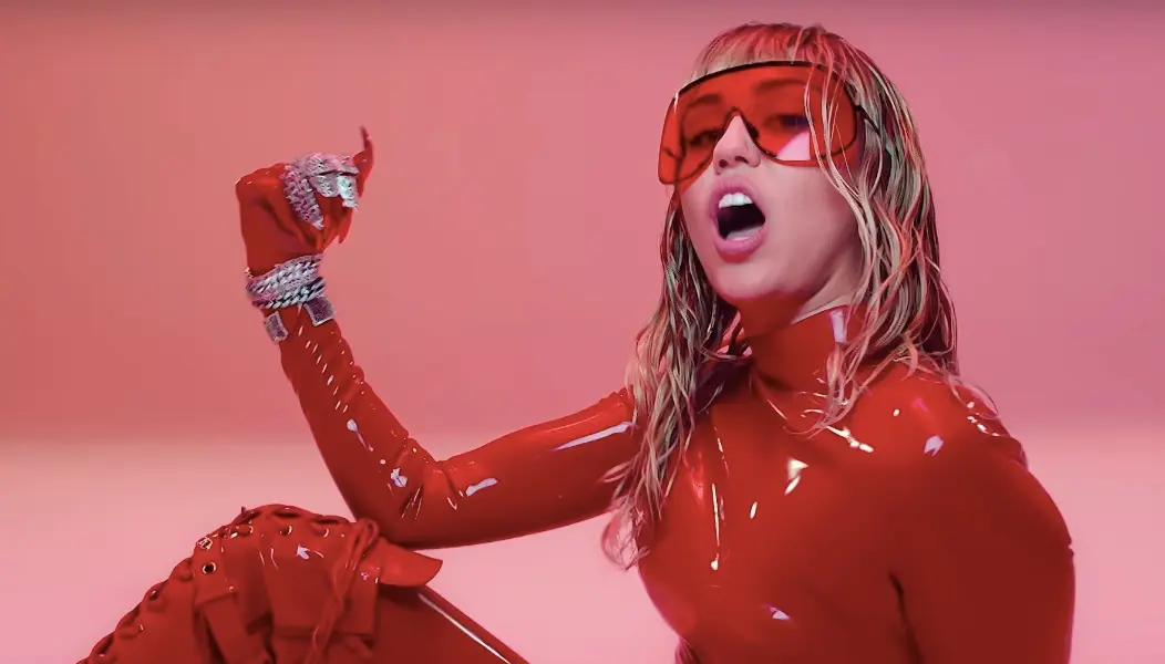 Miley Cyrus s’émancipe dans le clip ultraféministe de “Mother’s Daughter”