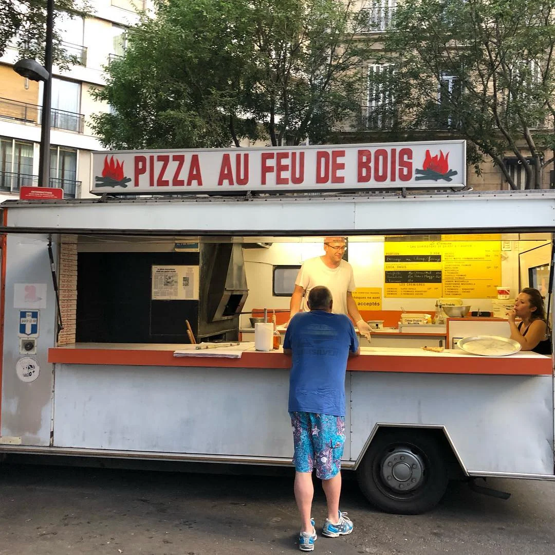 À la rencontre de celui qui teste et raconte les camions à pizza marseillais