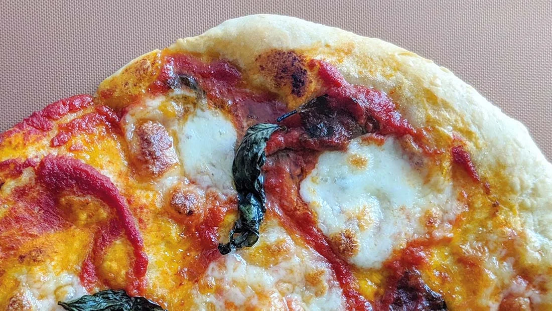 Une simple feuille de cuivre peut-elle transformer votre four domestique en four à pizza ?