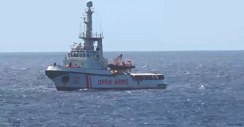 Des migrants ont sauté du bateau humanitaire Open Arms, toujours bloqué en mer