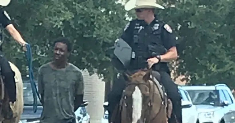 L’image abjecte d’un homme noir tenu par une corde par des policiers blancs indigne le Net