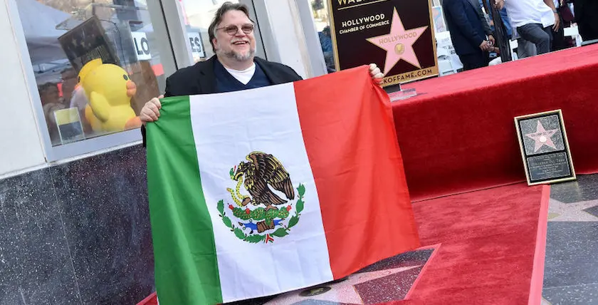 Pour inaugurer son étoile sur Hollywood Boulevard, Del Toro brandit un drapeau mexicain