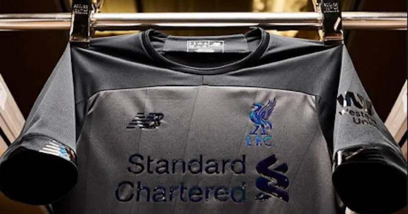 En images : Liverpool dévoile un nouveau maillot entièrement noir