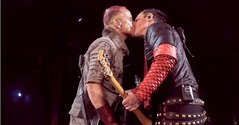 Rammstein défie les autorités russes en s’embrassant sur scène à Moscou