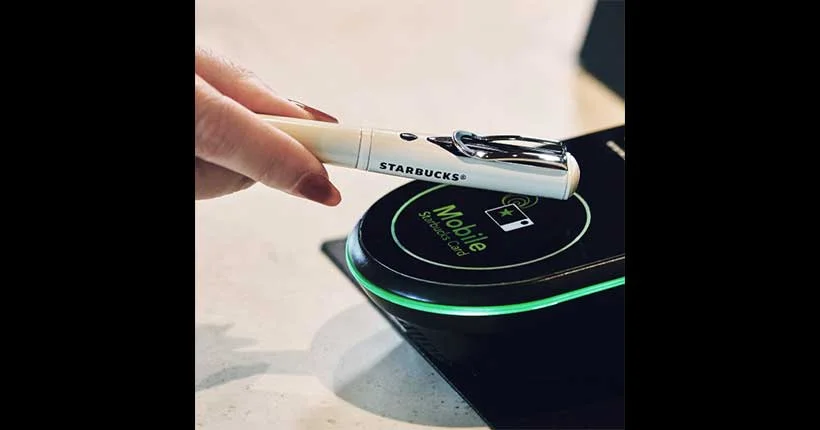 Au Japon, Starbucks commercialise un stylo (cher) pour le paiement sans contact