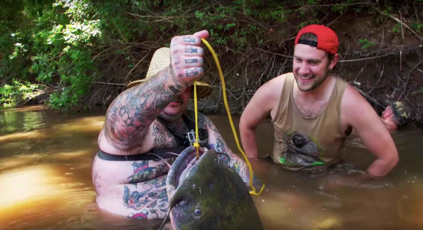 Vidéo : la technique hilarante pour attraper d’énormes poissons à mains nues