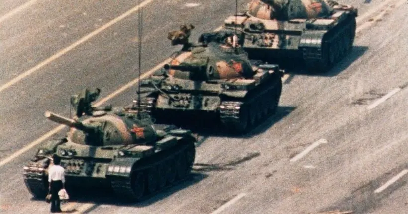 Charlie Cole, le photographe du “Tank Man”, est mort : retour sur une image emblématique