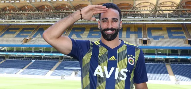 Adil Rami fait-il le salut militaire des joueurs turcs sur sa photo de profil Instagram ?
