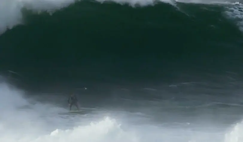 Vidéo : à 14 ans, il surfe (déjà) cette immense vague de 9 mètres